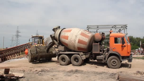 Ein Auto Mit Konkreten Geht Auf Dem Weg Zum Quarry — Stockvideo