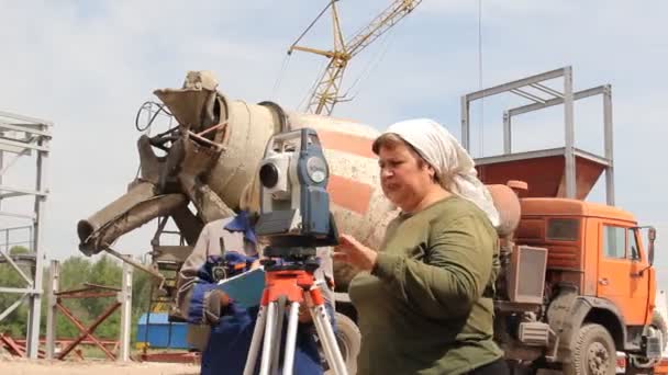 Miniers Les Arpenteurs Travaillent Sur Construction Une Usine Femme Mine — Video