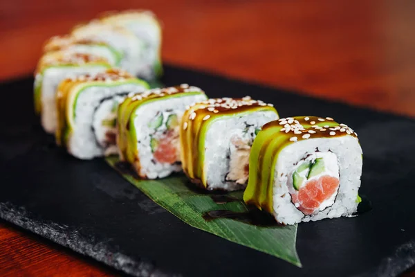 Rollen in een Japans restaurant — Stockfoto