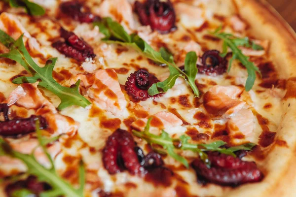 Pizza med bläckfisk — Stockfoto