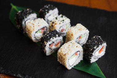 Balık ve peynirli lezzetli börekler.