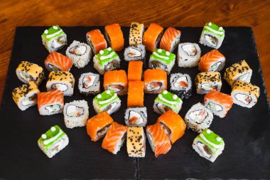 Balık ve peynirli lezzetli börekler.