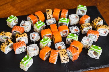 Balık ve peynirli lezzetli börekler.