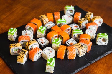 Balık ve peynirli lezzetli börekler.