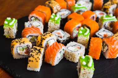 Balık ve peynirli lezzetli börekler.