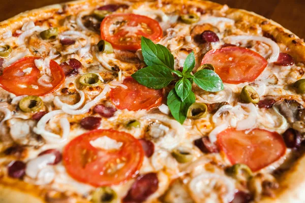 Вкусная и красивая пицца — стоковое фото