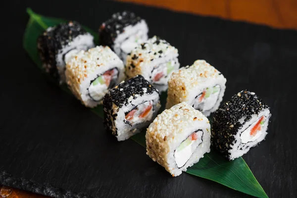 Balık ve peynirli lezzetli börekler.