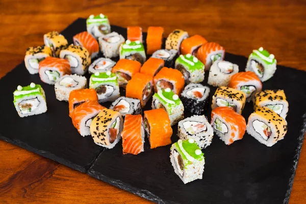 Balık ve peynirli lezzetli börekler.