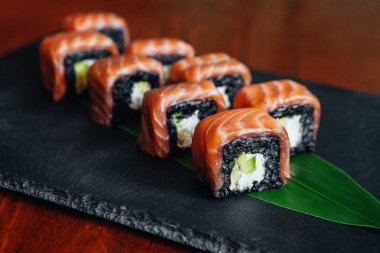 Balık, avokado ve krem peynir ile farklı rulo