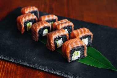 Balık, avokado ve krem peynir ile farklı rulo