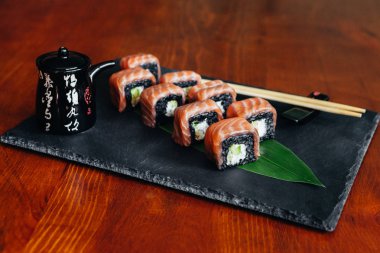 Balık, avokado ve krem peynir ile farklı rulo