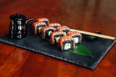 Balık, avokado ve krem peynir ile farklı rulo