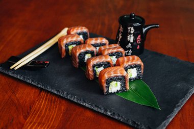 Balık, avokado ve krem peynir ile farklı rulo