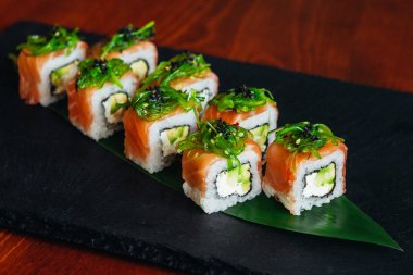 Balık, avokado ve krem peynir ile farklı rulo