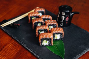 Balık, avokado ve krem peynir ile farklı rulo