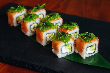 Balık, avokado ve krem peynir ile farklı rulo