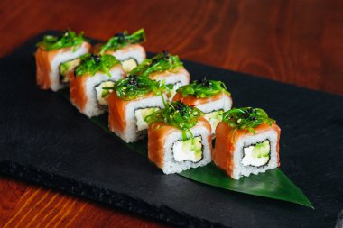 Balık, avokado ve krem peynir ile farklı rulo