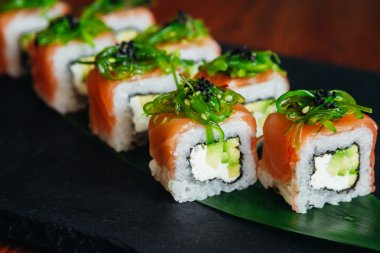 Balık, avokado ve krem peynir ile farklı rulo