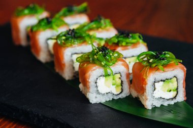Balık, avokado ve krem peynir ile farklı rulo