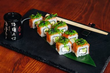 Balık, avokado ve krem peynir ile farklı rulo