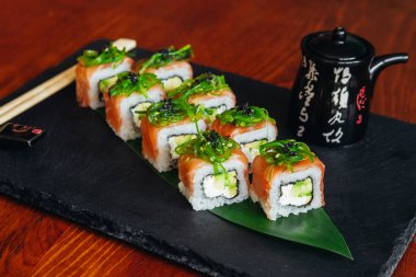 Balık, avokado ve krem peynir ile farklı rulo