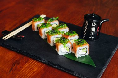 Balık, avokado ve krem peynir ile farklı rulo