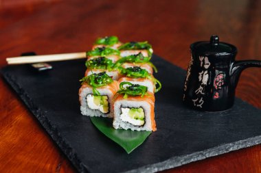 Balık, avokado ve krem peynir ile farklı rulo