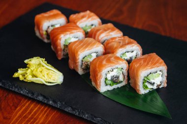 Balık, avokado ve krem peynir ile farklı rulo