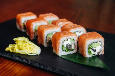 Balık, avokado ve krem peynir ile farklı rulo