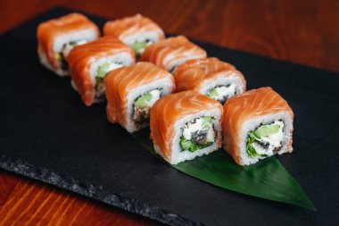 Balık, avokado ve krem peynir ile farklı rulo