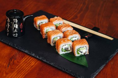 Balık, avokado ve krem peynir ile farklı rulo