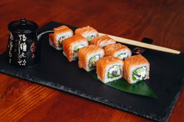 Balık, avokado ve krem peynir ile farklı rulo