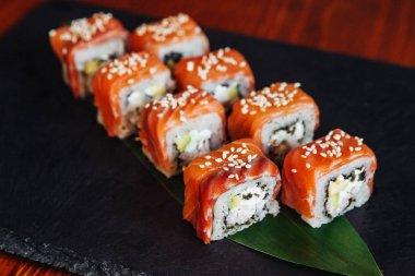 Balık, avokado ve krem peynir ile farklı rulo