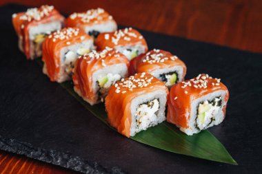 Balık, avokado ve krem peynir ile farklı rulo