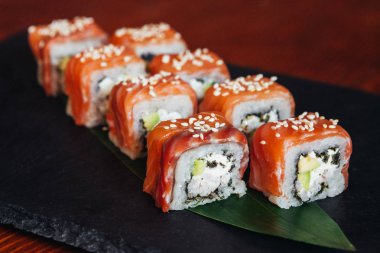 Balık, avokado ve krem peynir ile farklı rulo