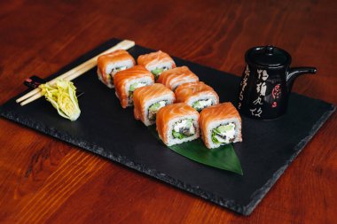 Balık, avokado ve krem peynir ile farklı rulo