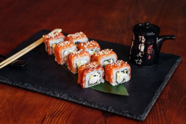 Balık, avokado ve krem peynir ile farklı rulo