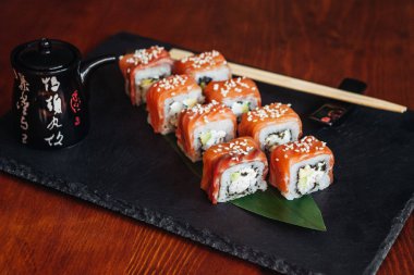 Balık, avokado ve krem peynir ile farklı rulo