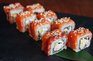 Balık, avokado ve krem peynir ile farklı rulo