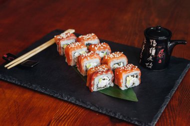 Balık, avokado ve krem peynir ile farklı rulo