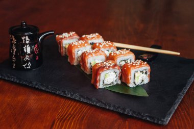 Balık, avokado ve krem peynir ile farklı rulo