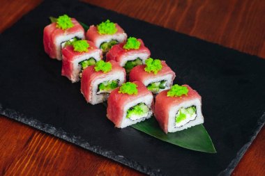 Balık, avokado ve krem peynir ile farklı rulo
