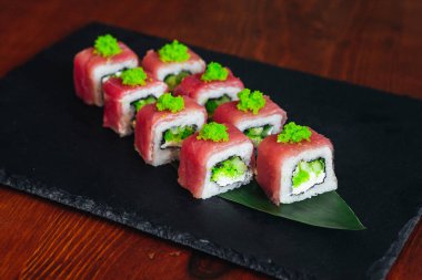 Balık, avokado ve krem peynir ile farklı rulo