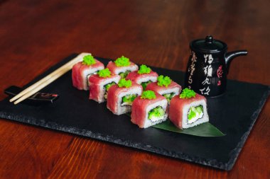 Balık, avokado ve krem peynir ile farklı rulo