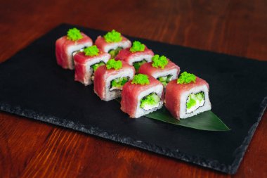 Balık, avokado ve krem peynir ile farklı rulo