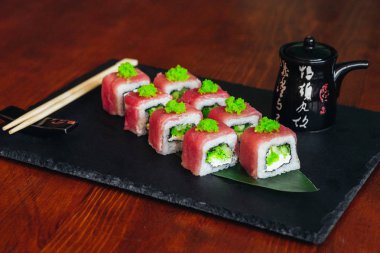 Balık, avokado ve krem peynir ile farklı rulo