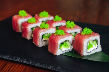 Balık, avokado ve krem peynir ile farklı rulo