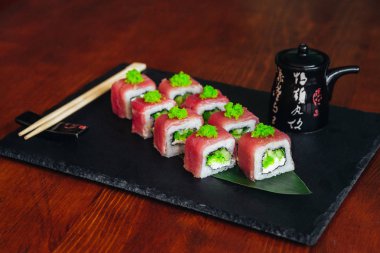 Balık, avokado ve krem peynir ile farklı rulo