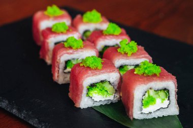 Balık, avokado ve krem peynir ile farklı rulo