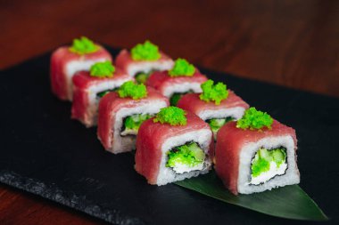 Balık, avokado ve krem peynir ile farklı rulo